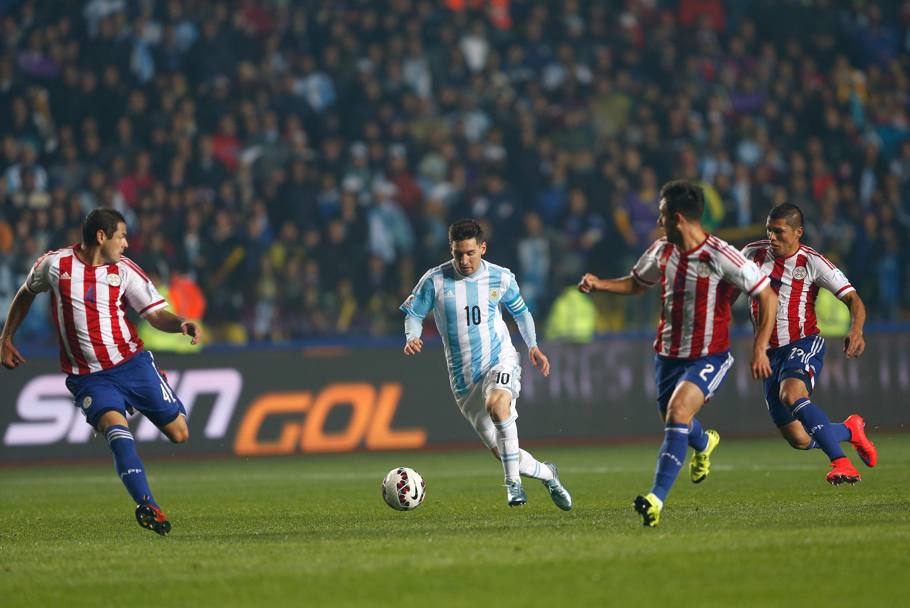Lionel Messi ancora all&#39;asciutto, ma che partita contro il Paraguay. La Pulce non segna, per dai suoi piedi escono gli assist per tre dei sei gol argentini (AP)